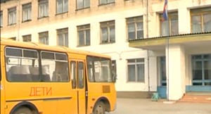 Məktəb direktorunu qaz açarı ilə döydülər – FOTO