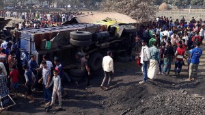 Yük avtomobili fəhlələrin qaldığı evə çarpıldı: 13 ölü, 2 yaralı
