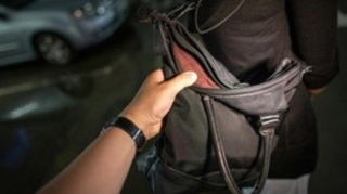 Bakıda qadına qarşı soyğunçuluq - ZORLA ÇANTASINI ALDILAR 