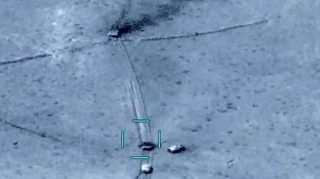 Düşmən zirehli texnikasını döyüş meydanında ataraq qaçır   - VİDEO