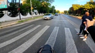 В Баку мотоциклист резко возразил пешеходу с ребенком, переходившему дорогу на красный свет - ВИДЕО 