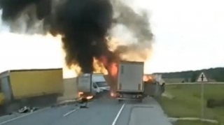 Yük maşını TIR -la toqquşdu; yanğın oldu - VİDEO