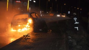 İti vurmamaq üçün avtomobilini səkiyə çırpdı: maşın yanıb partladı - VİDEO