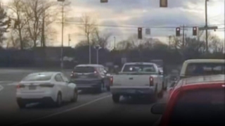 Pedalların yerini səhv salan yaşlı qadın 7 avtomobilə zərər vurdu – 4 nəfər xəsarət aldı - VİDEO 