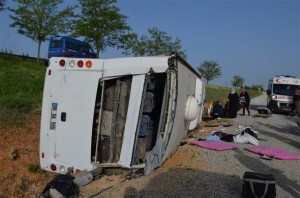 Daha bir avtobus qəzası: 20 nəfər yaralandı - FOTO