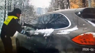 Əmrə tabe olmayan "Porsche" sürücüsü qaçmaq istədi - Polis atəş açıb saxladı - VİDEO 