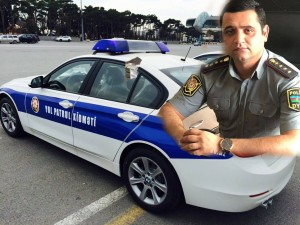 Yol polisi gənc oğlanı ölümdən qurtardı – 5 dəqiqə geciksəydi...