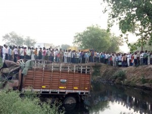 Toydan gələn yük maşınının su kanalına düşdü – 14 ölü, 28 yaralı