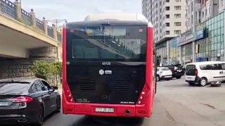 Avtobus sürücüsü dayanacağı arxada qoyub yolun ortasında saxladı   - VİDEO