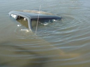 Cəlilabadda “Mercedes” su kanalına aşdı - Ölən və yaralananlar var