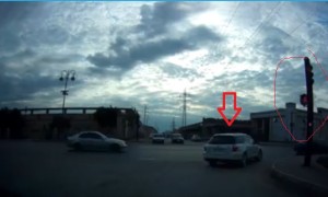 15 saniyə gözləməyib qırmızıda keçən sürücü - 90 RH 399 - VİDEO