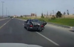 Taksi sürücüsü avtomobili təhlükəli vəziyyətdə idarə etdi – VİDEO