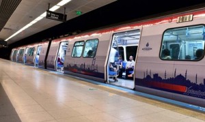 Metroda qadın qatarla divarın arasında qaldı - VİDEO