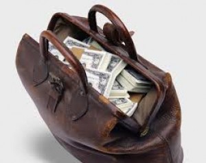 Aeroportda içində 210 min dollar olan çantanı oğurladı, avtovağzalda yaxalandı