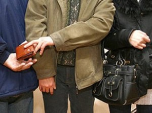 Qadının çantasından pul oğurlayan qardaşlar saxlanılıb - Bakıda