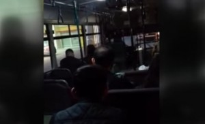 Avtobus sürücüsü sərnişinlərin həyatını belə təhlükəyə atır - VİDEO