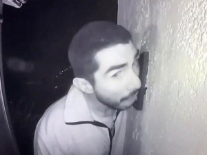 Polis hər yerdə qapı zəngini yalayan oğlanı axtarır - VİDEO