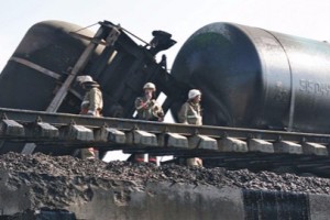 Dəmir yolunda baş verən qəzada 50 min litr təhlükəli maddə axıb