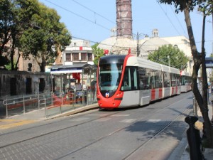 İstanbulda turistlər tramvayın altında qaldılar