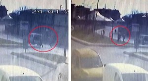 Polis maşınının qarşısını kəsib bir polisi bıçaqlayan şəxs saxlanılıb - VİDEO