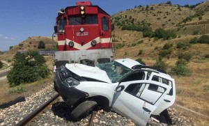 Sərnişin qatarı minik avtomobilinə çırpıldı: 1 ölü, 2 yaralı - FOTO