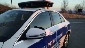 Ağdaşda avtomobil maneəyə çırpılıb