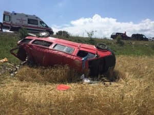 Təkəri partlayan mikroavtobus tarlaya uçdu: 3 nəfər yaralandı