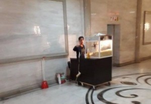 Popkorn satan oğlanın kimliyi məlum oldu: o işlə təmin ediləcək - FOTO