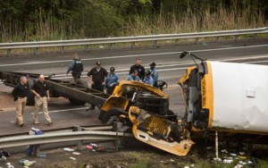 Məktəb avtobusu zibilyığanla toqquşdu: 19 yaralı