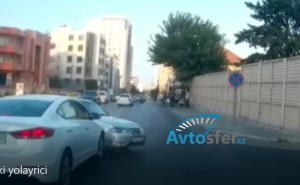 Taksi sürücüsü qırmızıda keçdi, qəza törətdi - VİDEO