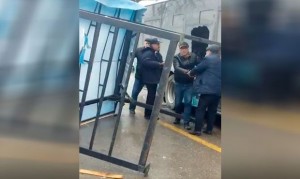 Sumqayıtda güclü külək dəmiri avtobusa çırpdı – VİDEO