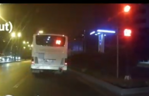 Avtobus sürücüsü qaydanı belə pozdu - VİDEO