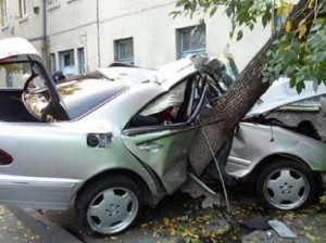 Avtomobil ağaca çırpıldı: ölən və yaralanan var - Ağcəbədidə