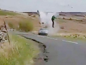 Azərbaycanda dəhşətli qəza: sürücünün anası şüşədən çıxaraq 10 metr kənara düşdü - REAL VİDEO