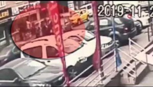 Yolu keçmək istəyən piyadanı avtomobil vurdu: qız havada “uçdu” - VİDEO