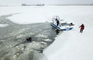 Mikroavtobus buzun altına düşüb, azı 3 nəfər ölüb