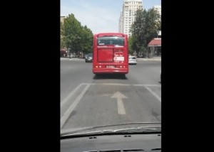 "Bakubus"un sürücüsü yol hərəkət qaydasını belə pozdu - VİDEO