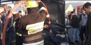 Zaqatalada avtomobil yandı: yolda tıxac yaranıb - FOTO