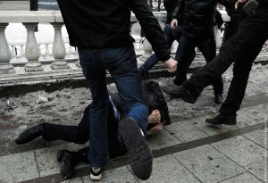 Bir qrup erməni Qarabağa görə azərbaycanlını ölümcül döyüb