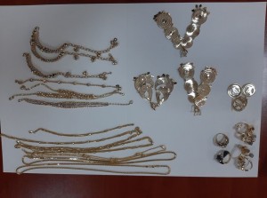 Zərgərlik məmulatlarını bəyan etmədən keçirməyə çalışdı