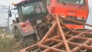 Qatar keçiddə traktora çırpıldı - VİDEO