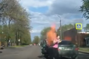 Getdiyi yerdə yanan maşın və qadın sürücü - VİDEO