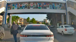 Yerüstü keçidin yanından yolu keçən kişi irada məhəl qoymadı   - VİDEO