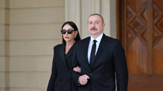 İlham Əliyev və Mehriban Əliyeva Daşkənddə Heydər Əliyevin memorialını ziyarət ediblər - YENİLƏNİB