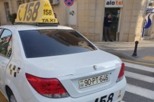 Avtomobili piyada keçidində park edən taksi sürücüsü  90-PT-646 - FOTO