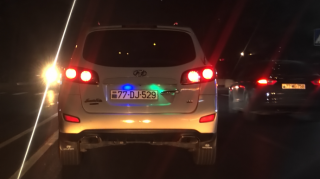 В Хырдалане на камеру попал автомобиль с разноцветной подсветкой номерного знака - ВИДЕО 