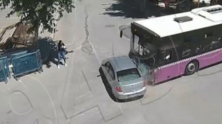 Gənc qadın ölümdən son saniyədə xilas oldu - DƏHŞƏTLİ ANLAR   - VİDEO