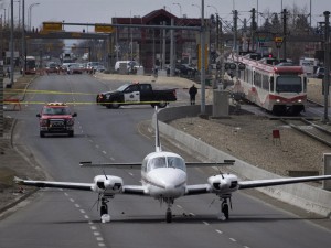 Təyyarə avtomobil yoluna enib