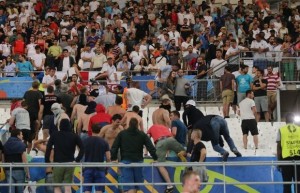 Fanatlar və polis arasında toqquşma - VİDEO