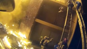 Yanğınsöndürən üçüncü mərtəbədən yerə atılan uşağı belə tutdu - VİDEO